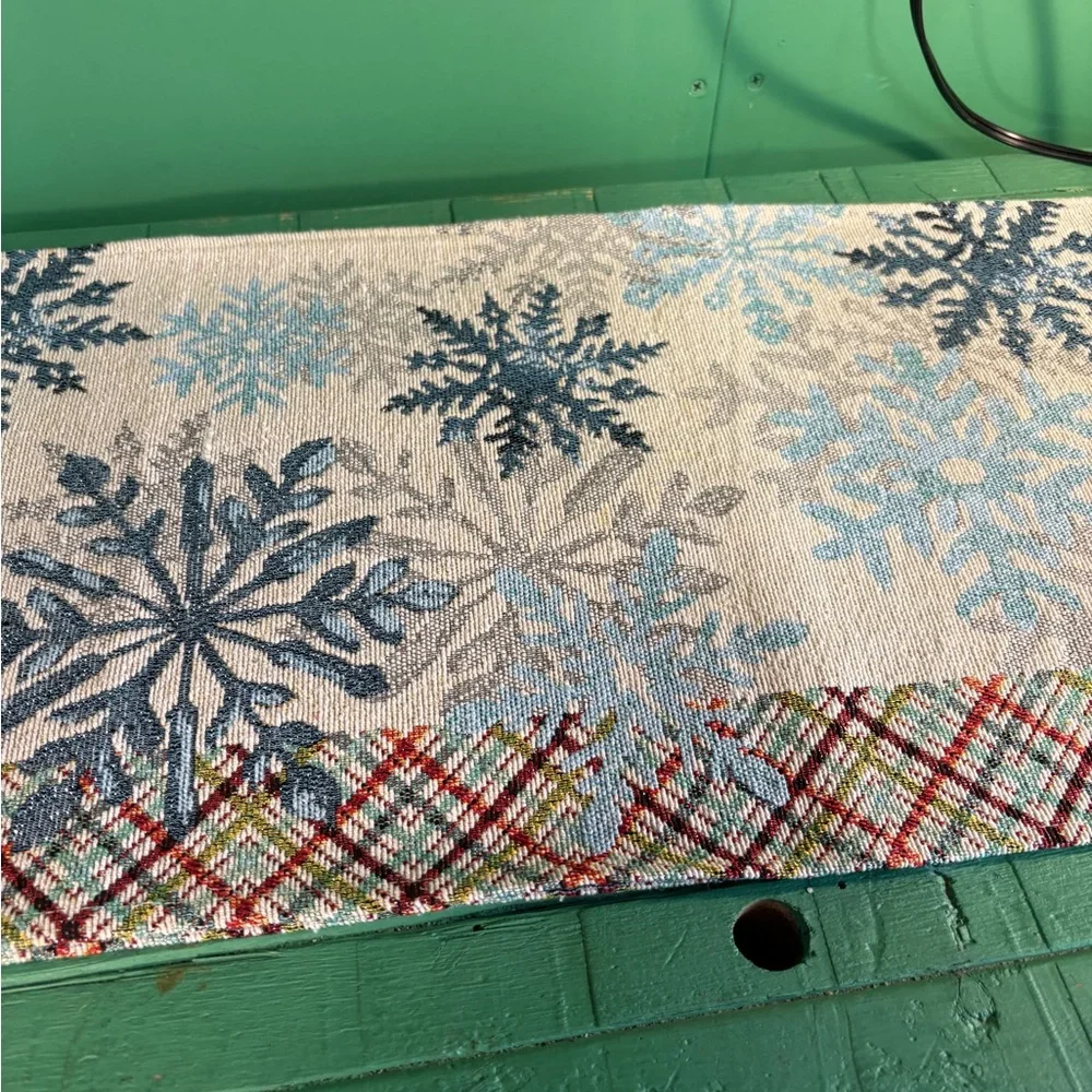 Snowflake Pattern Table Runner - Picture 5 of 13